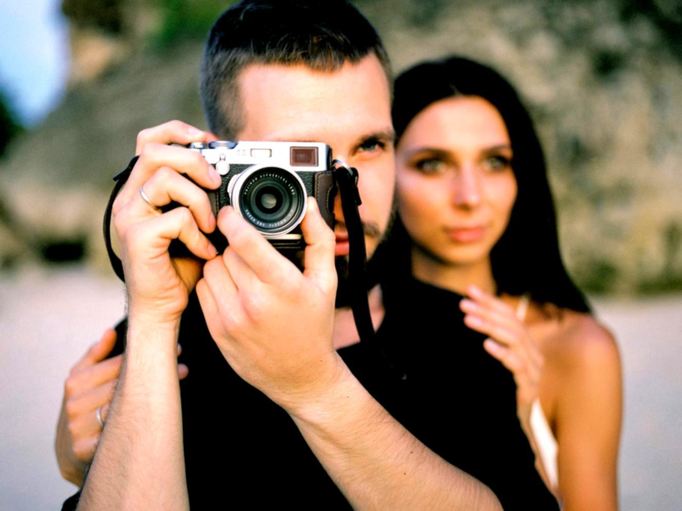Sessione fotografica con manipolazione creativa della luce in studio professionale
