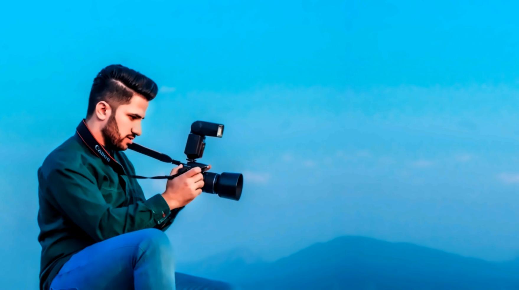 Fotografo che manipola la luce durante una sessione creativa